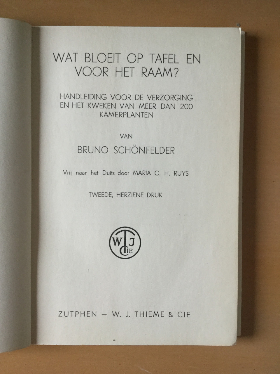 Wat bloeit op tafel en voor het raam? Bruno Schönfelder