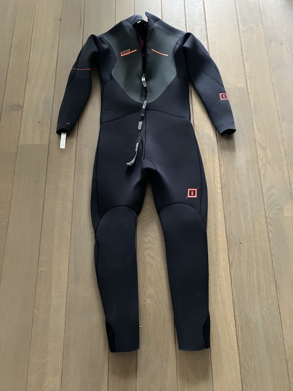 Te koop Nieuw ‘ION’ windsurf wetsuit maat 48S dikte 5.5/4.5