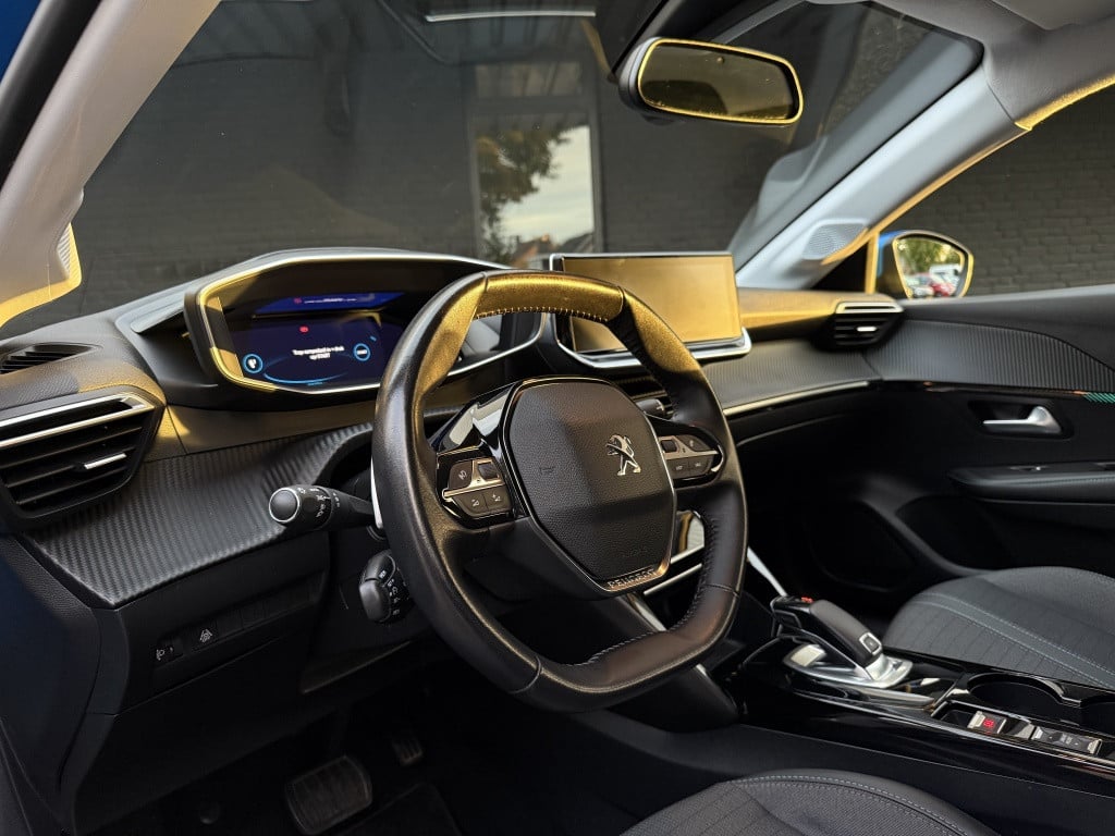 Peugeot 208 1.2t allure // automaat //
