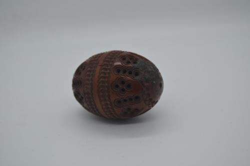 Handgesneden coquilla noten strooiers en pomanders (7)