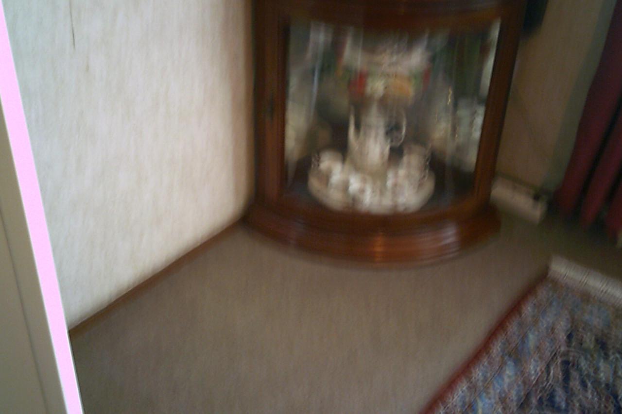 HOEKVITRINE in ronde vorm MET spiegelwanden en dubbele verlichting.