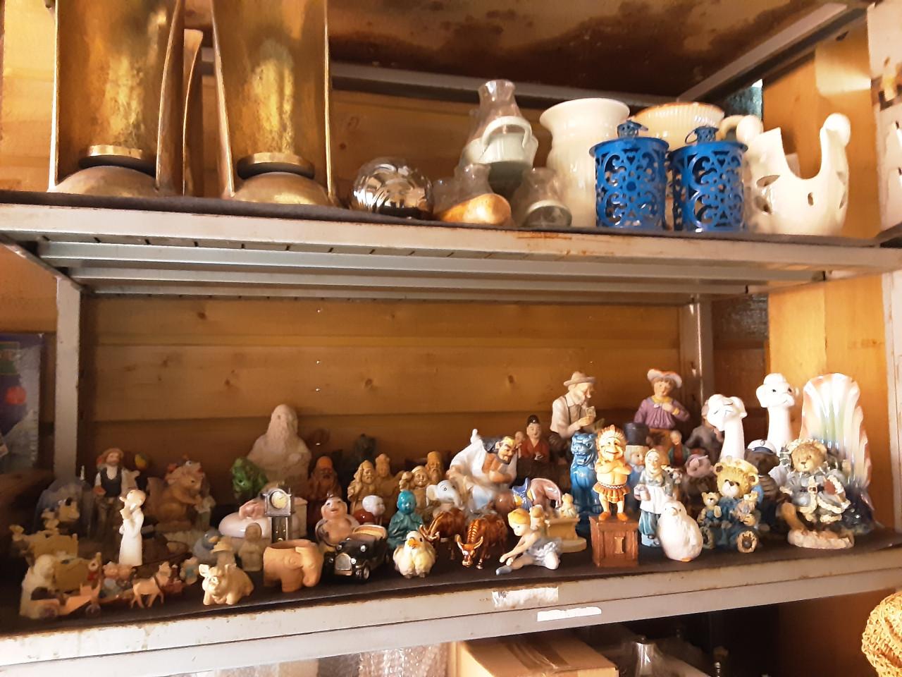 Grote  schuur verkoop ook veel nieuwe  spulletjes  iedere dag welkom