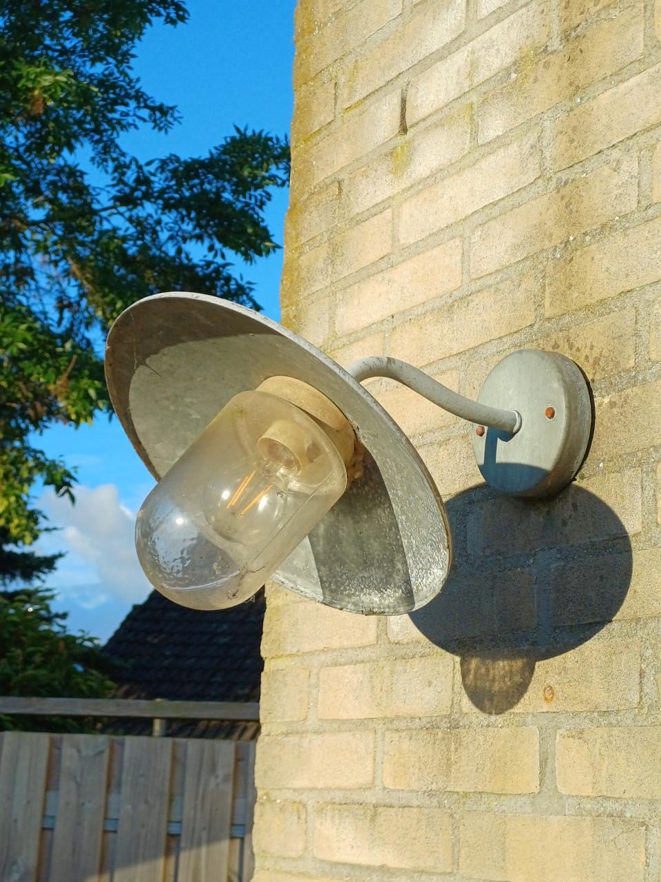 2 Gegalvaniseerde buitenlampen met glazen kap