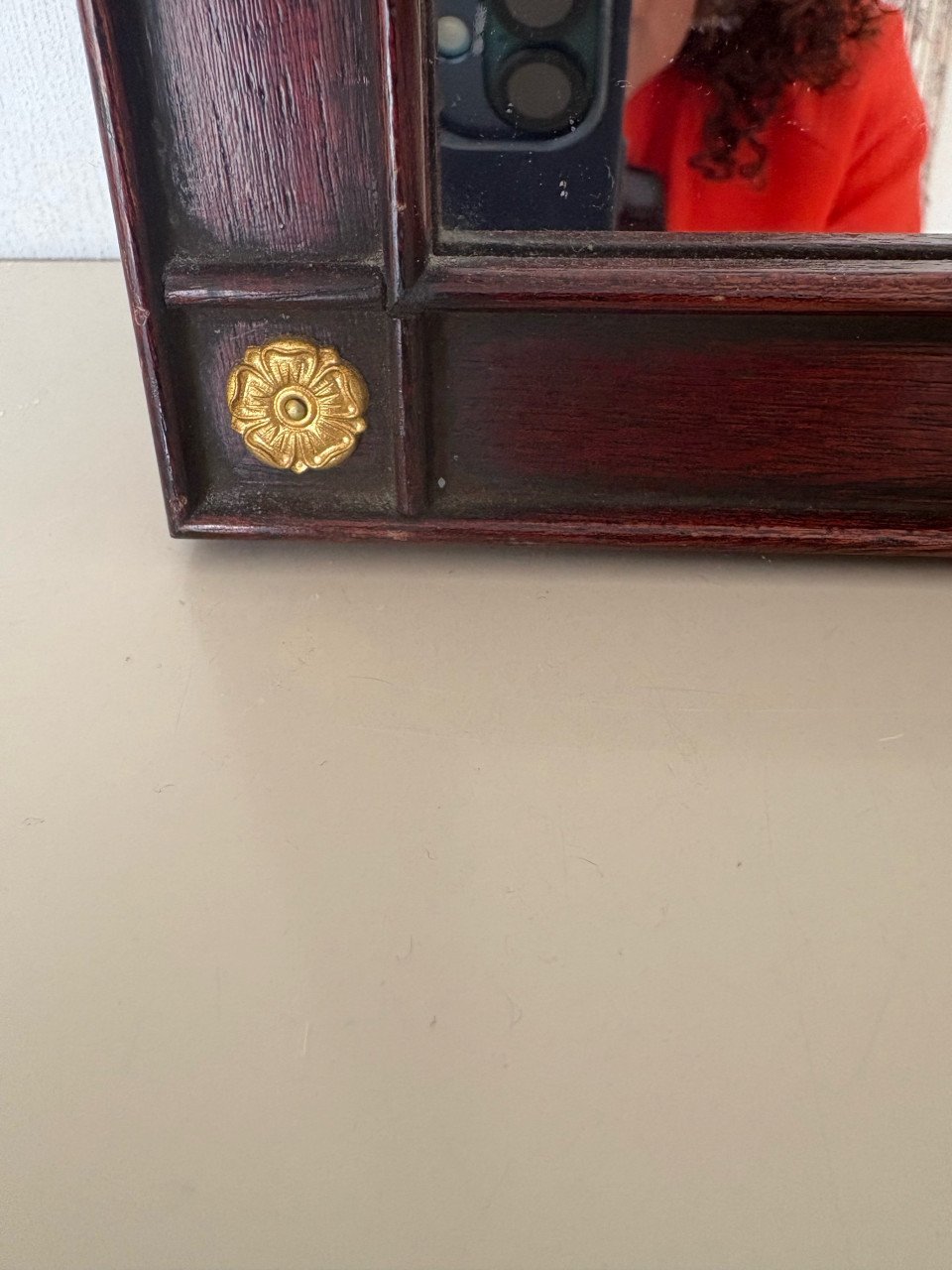 Spiegel met omlijsting en  goud-accenten bij de hoeken