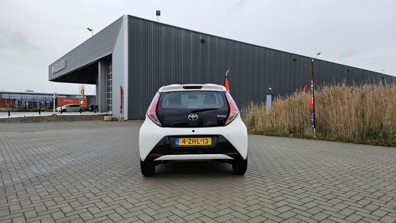 Zuinige TOYOTA AYGO X-PLAY 2015 (nw model) /  NL AUTO / NAP /