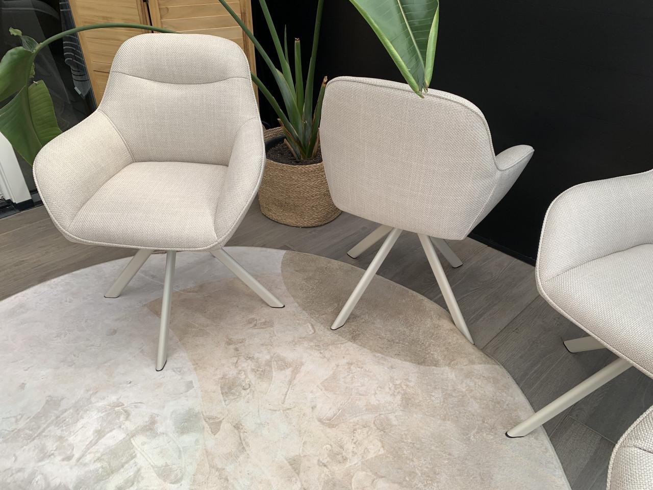 4 super gave moderne draai eetkamer stoelen.