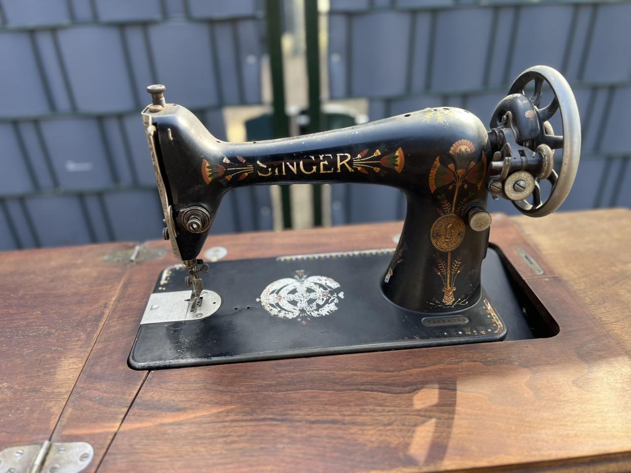 Singer Naaimaschine met houten kast en laden