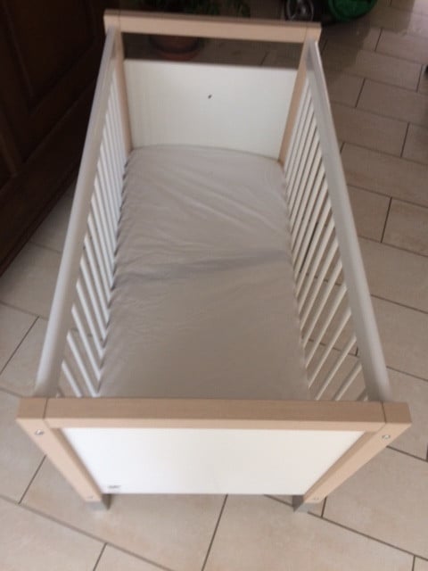 Babyledikant (incl matras) €150,-