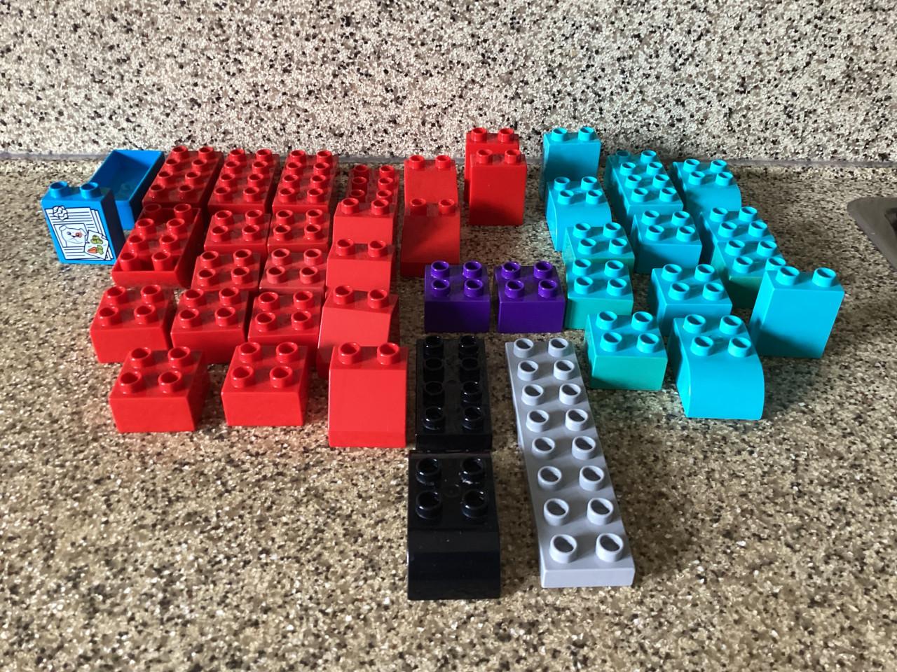 Heel veel Lego Duplo.   Blokken in alle vormen en kleuren, poppetjes etc.