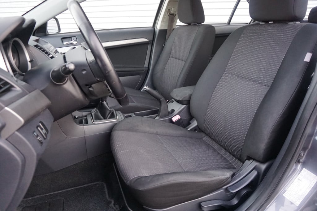 Mitsubishi Lancer sports sedan 1.8 invite airco / cruise / elektr. ramen / 