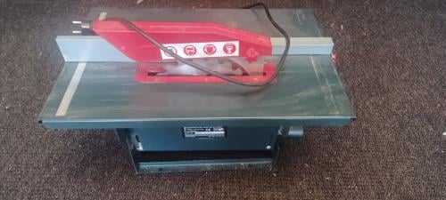 Te koop klein zaagtafeltje.