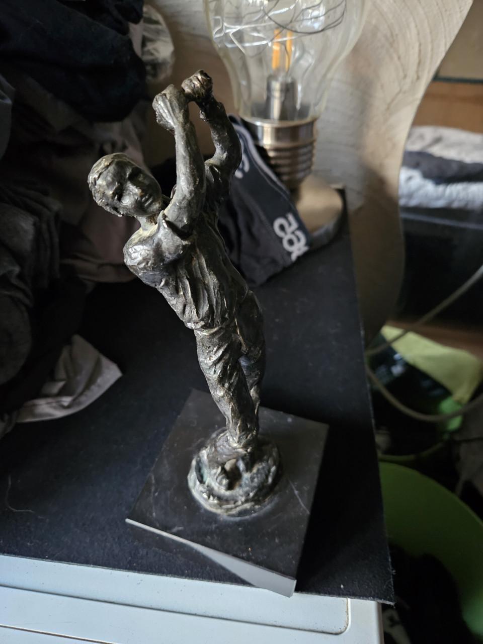 Prachtig bronzen beeldje van golfspeler op marmeren sokkel