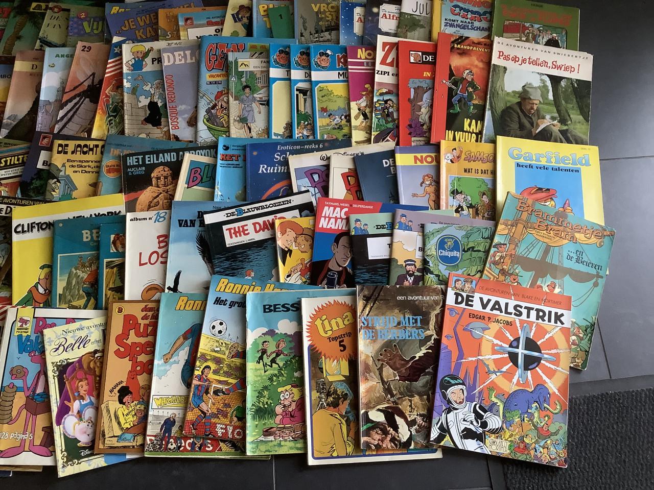 Stapeltje van ca. 100 stripboeken te koop aangeboden. Alles voor €40,00