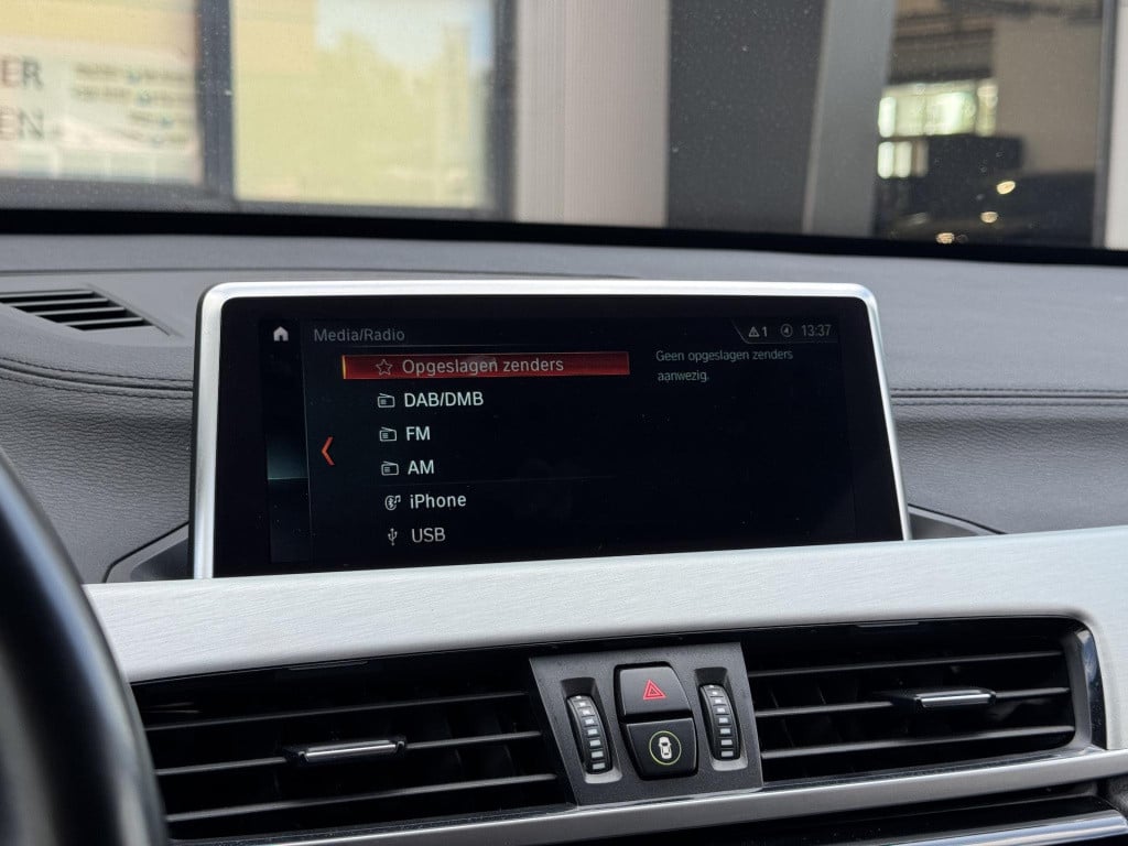 BMW X1 sdrive18i high executive m sport | trekhaak afneembaar | sportstoele