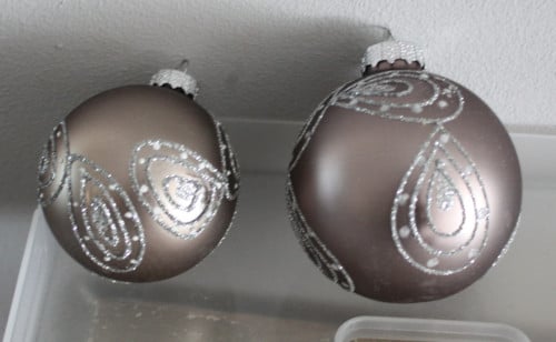 Set van 2 glazen toupe kleur met zilverglitter print kerstballen