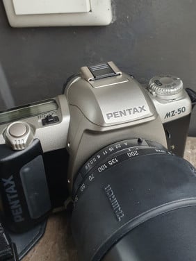 Mooie Pentax MZ 50 camera met heel grote tamron telezoomlens....