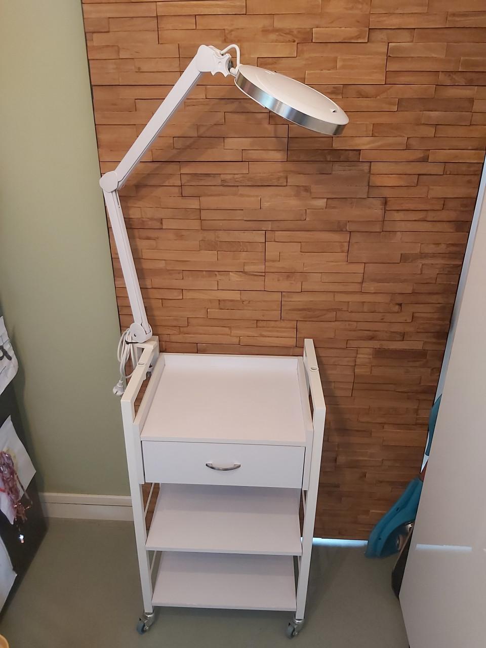 Schoonheidsalon stafeltje met looplamp