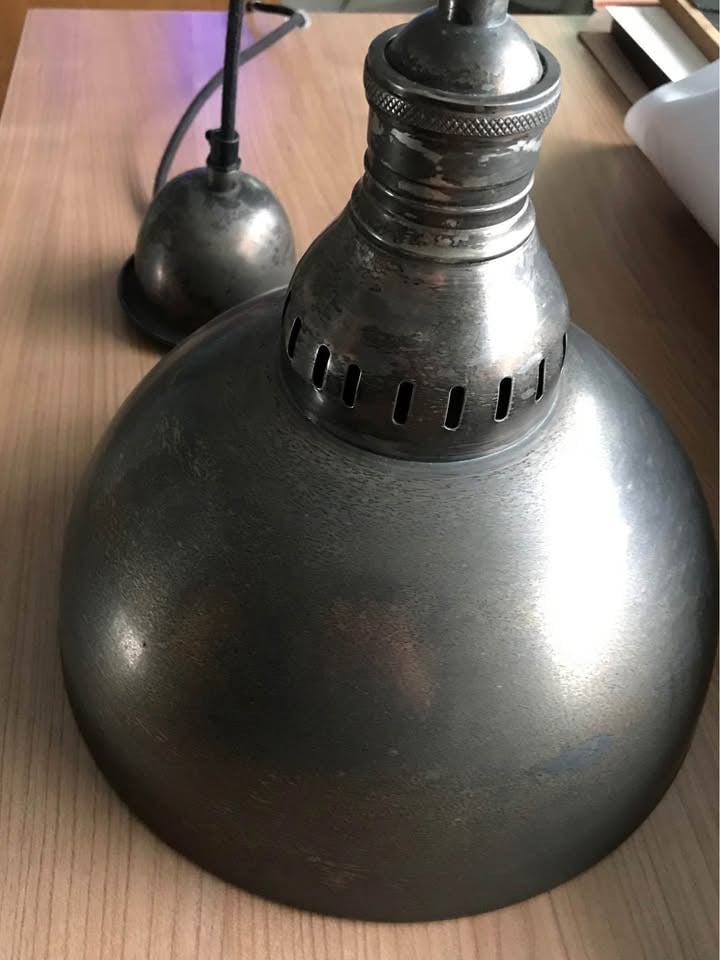 2 metalen hanglampen; stijl: industrieel