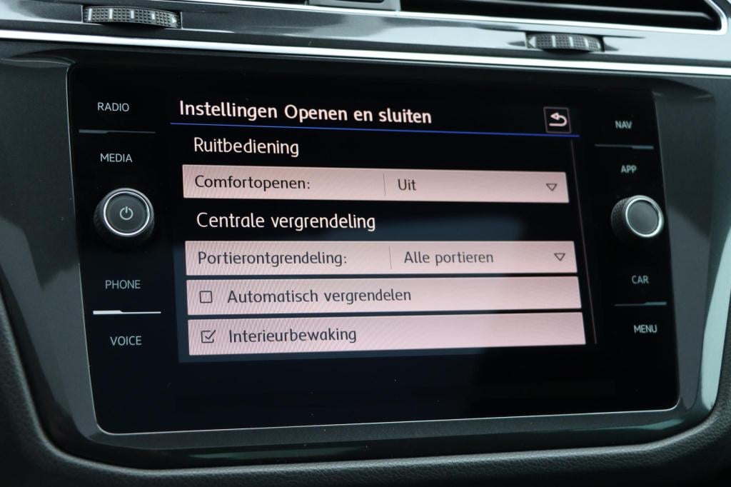 Volkswagen Tiguan 1.4 tsi comfortline business r | panoramadak | trekhaak |