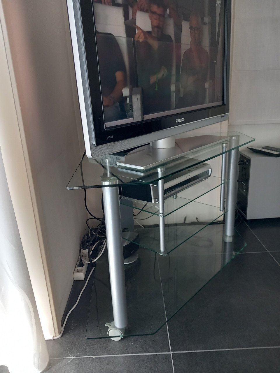 Glazen tv meubel op wieltjes