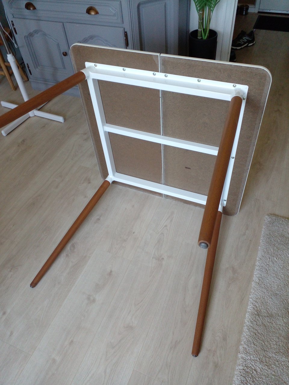 Mi Casa tuintafel 80 x 80 met afschroefbare houten poten.