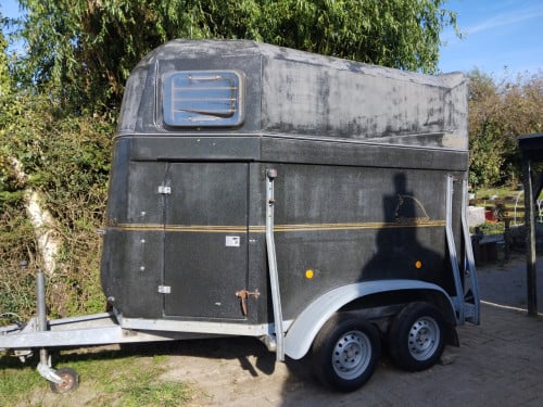 Vol polyester 2 paards trailer  met zadelkamer