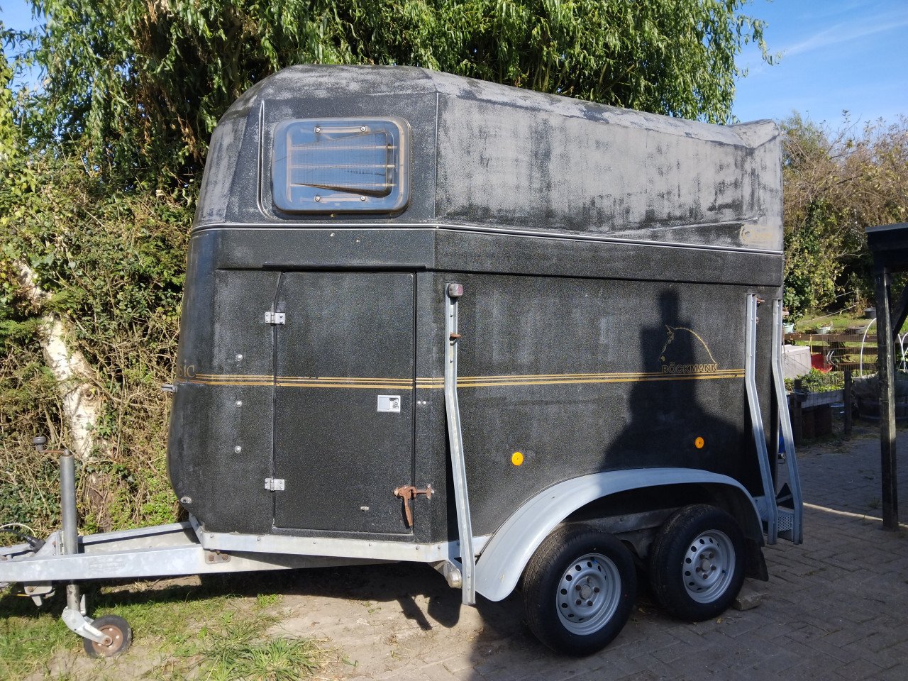 Vol polyester 2 paards trailer  met zadelkamer
