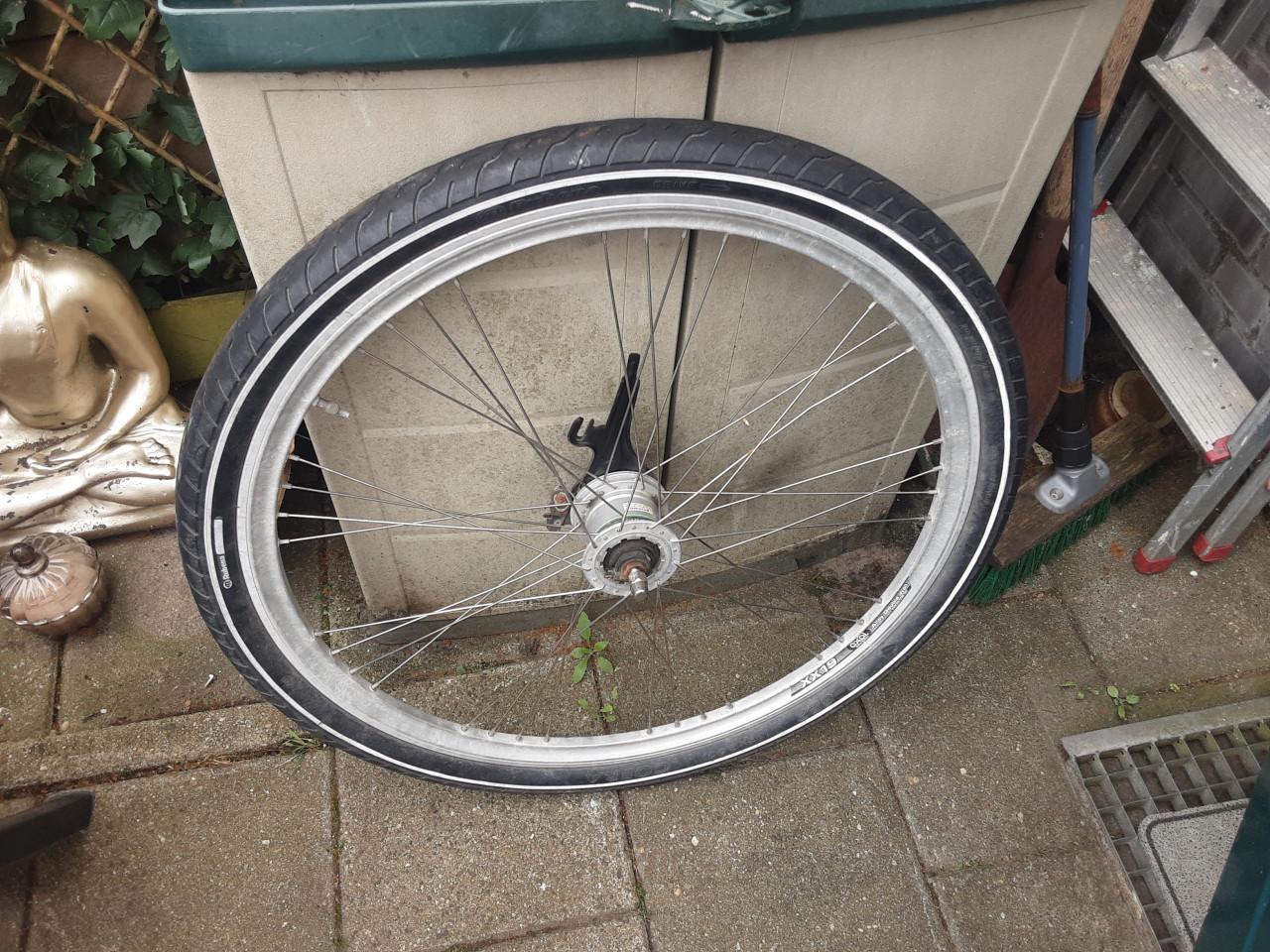 26 x 1,75 inch shimano nexus voorwiel, naafdynamo, rollerbrake rem