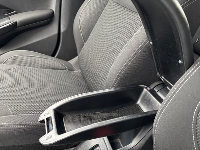 Peugeot 208 blue l. allure 1.2 pt-82pk | navigatie & bluetooth & applecarpl