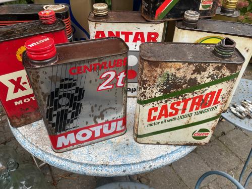 Motul en Castrol olieblikken