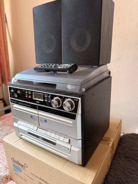 Radio cd cassette draaitafel  + boxen  en afstandsbediening