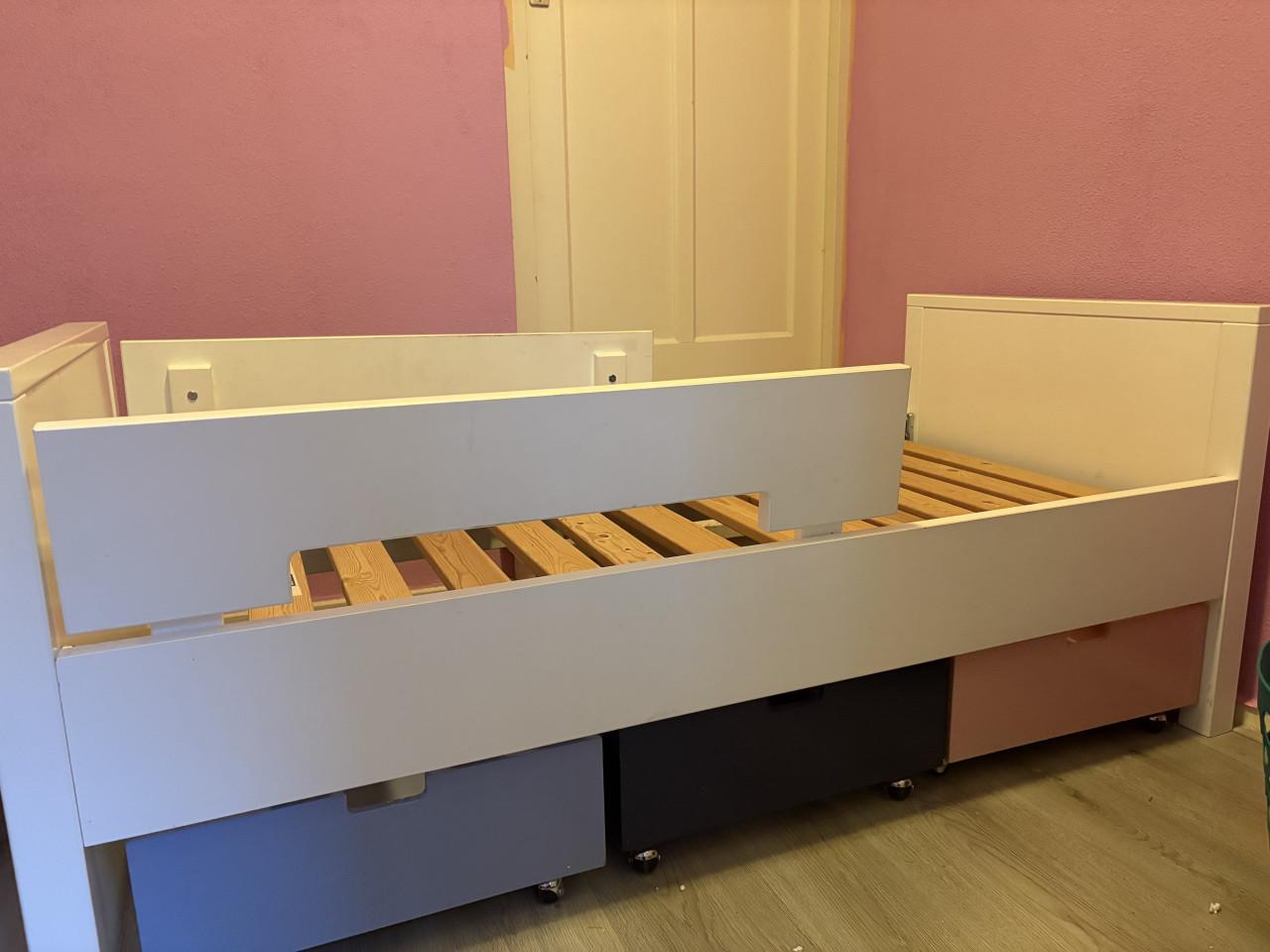 Bopita kinderbed met onderlades en tafel met stoelen in roze en paars