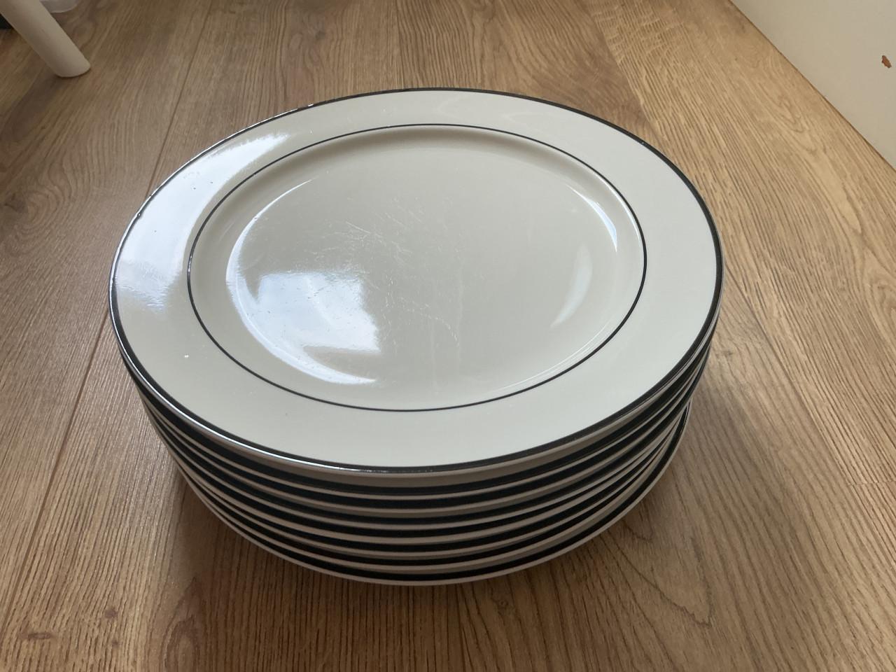Servies wit met zwart randje voor 8 personen