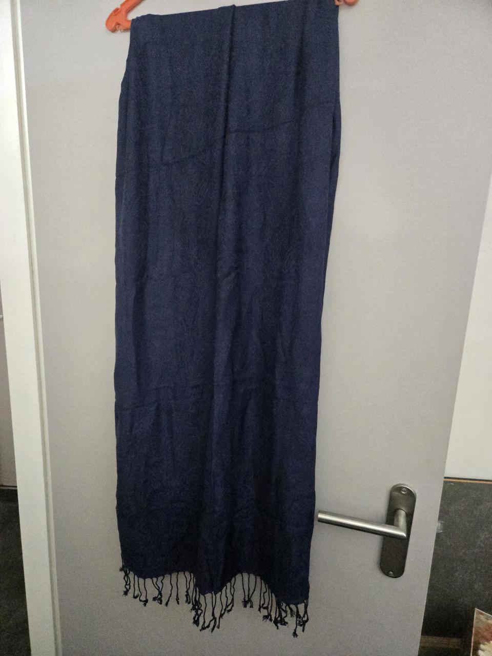 Donkerblauwe sjaal met franjes, prachtig design. 160x60cm