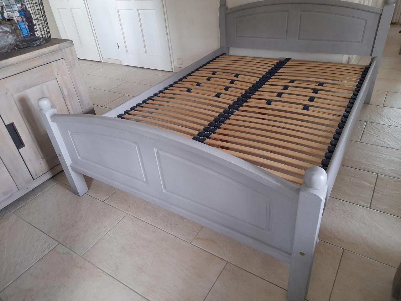 Massief houten 2 Persoons bed 140 x 200 (in goede staat )