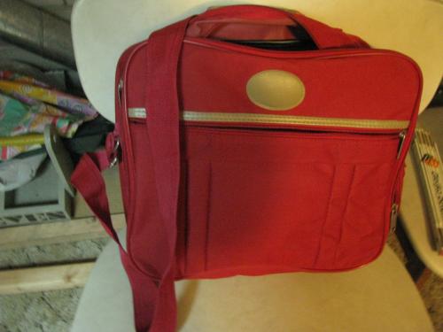 Rood schoudertasje.