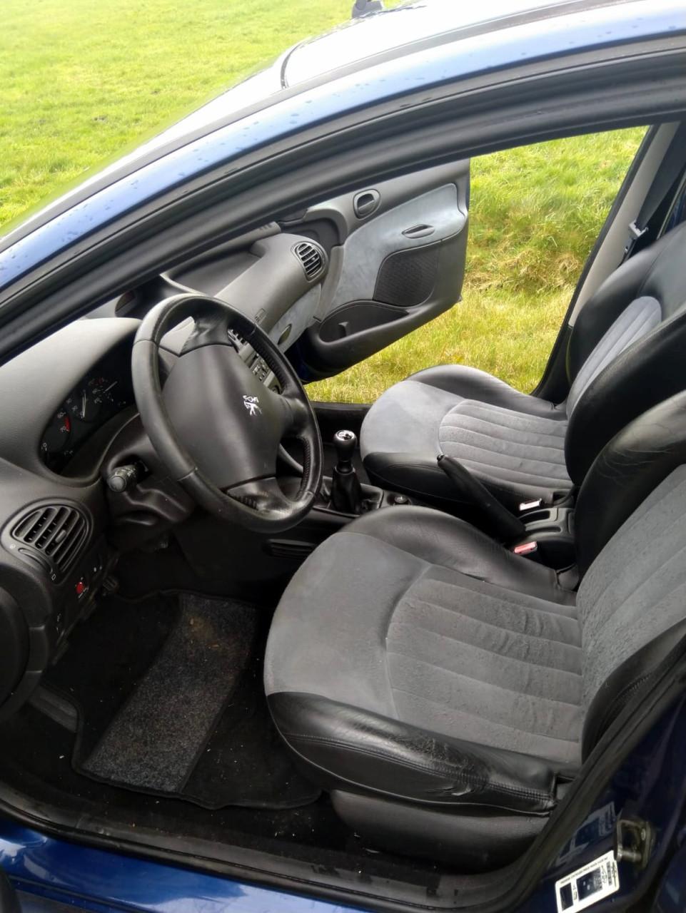 EUR 400,00  -  Peugeot 206 vijfdeurs 1.4 benzine