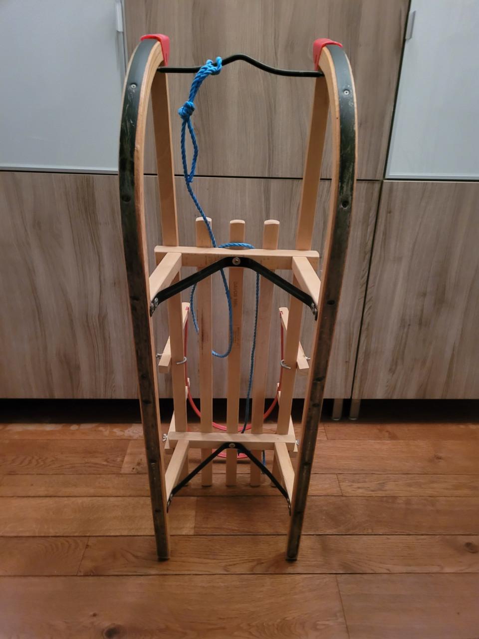 Houten slee met rugleuning