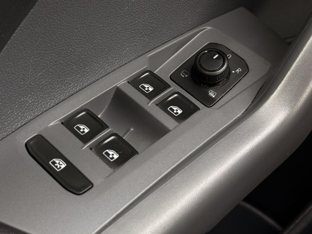 Volkswagen T-cross 1.0 tsi r-line | vc | acc | dab | trekhaak | stoelverwar