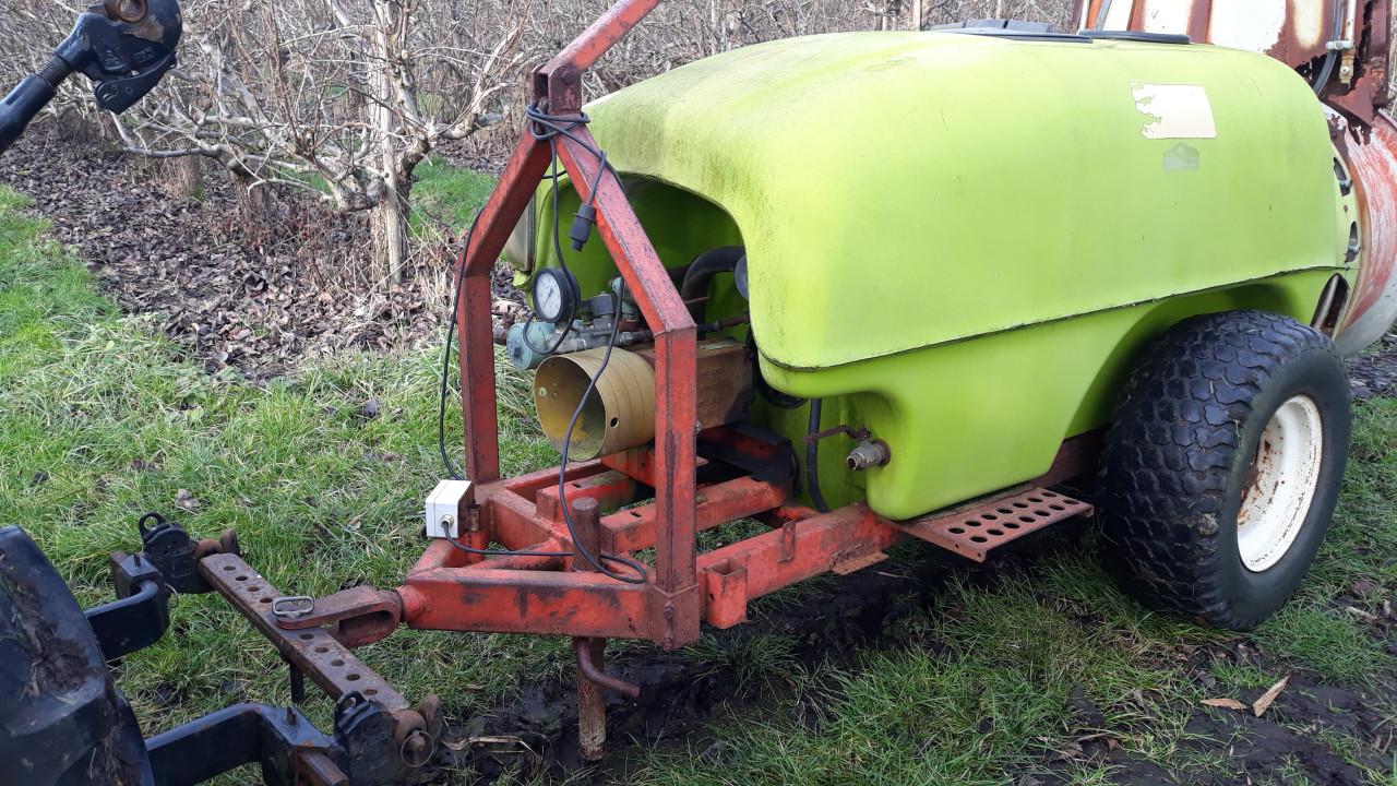 Dwarsstroom boomgaardspuit. (Gereserveerd)