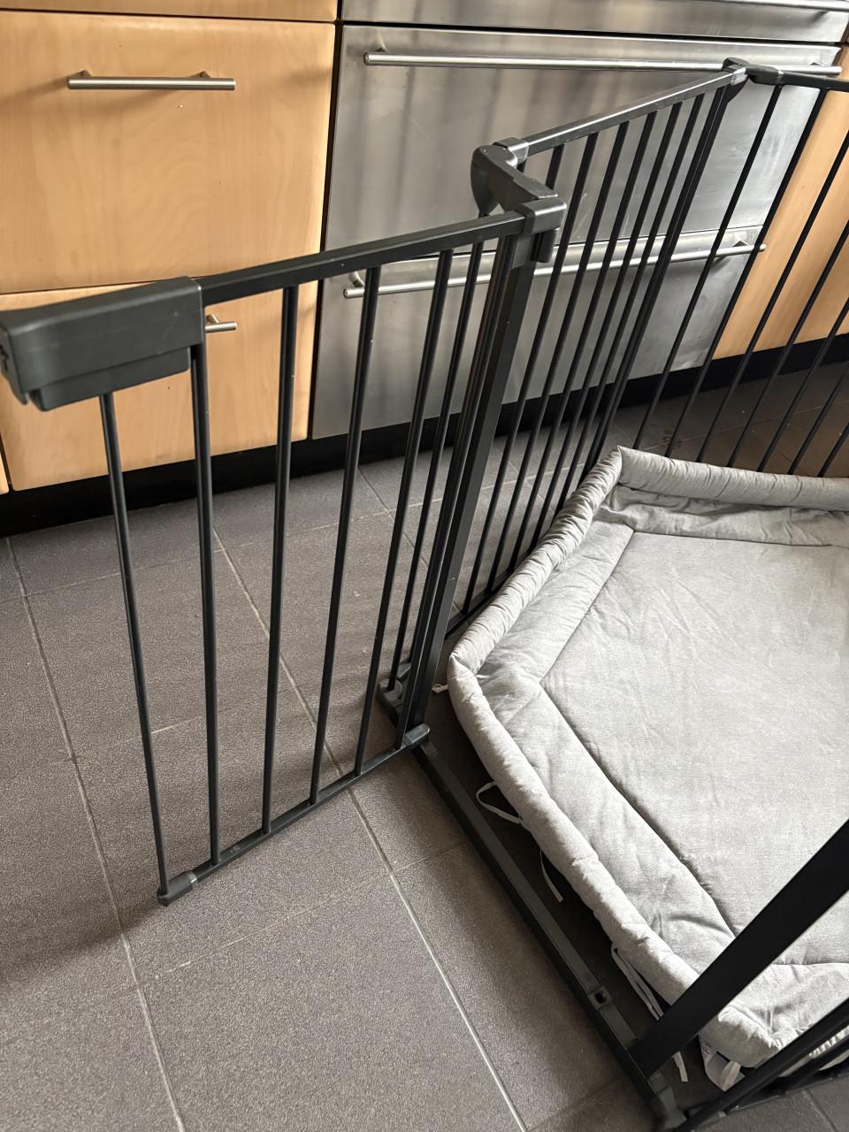 Zwarte metalen grondbox