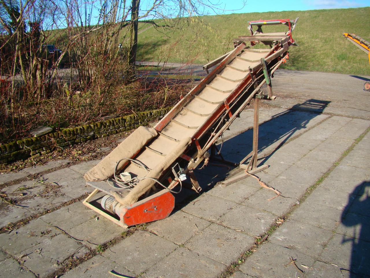 Diverse landbouwmachines en materialen