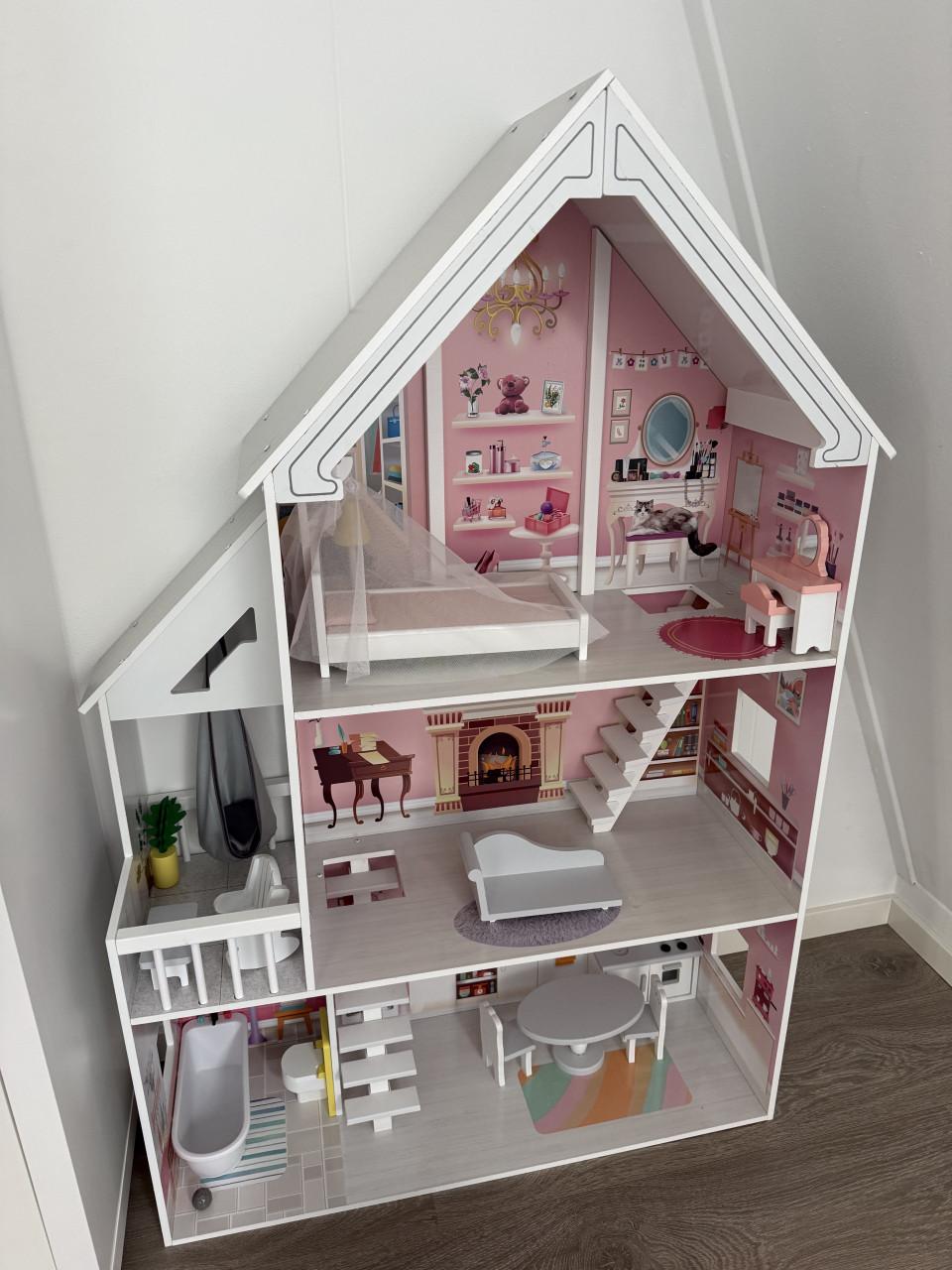 Poppenhuis met meubeltjes