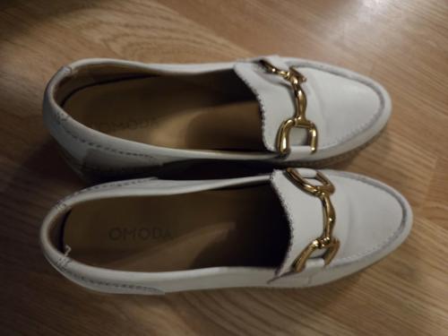 Te koop damesschoenen 15.00 euro zgan.