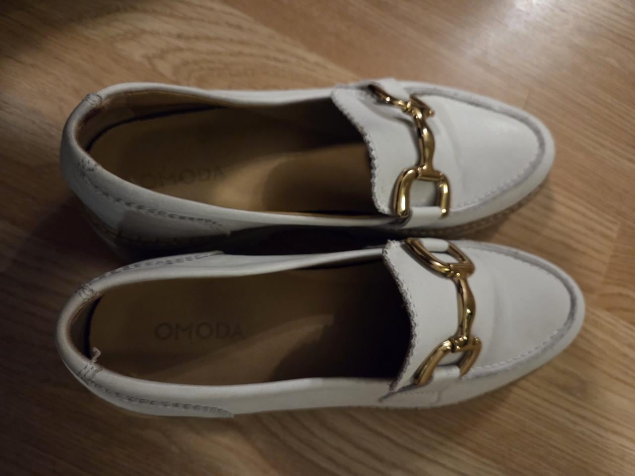Te koop damesschoenen 15.00 euro zgan.
