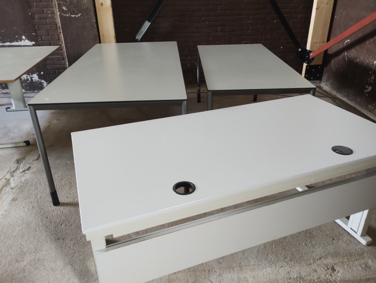 Tafels, bureaus en ladenblokken