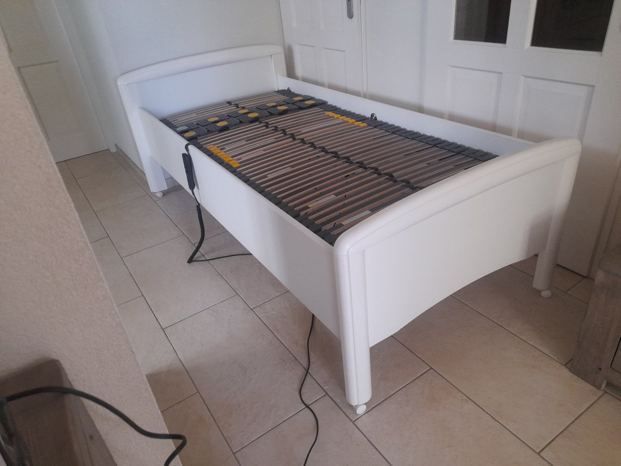 Elektrisch verstelbaar 1 persoons bed 90 X 200 (in goede nette staat )