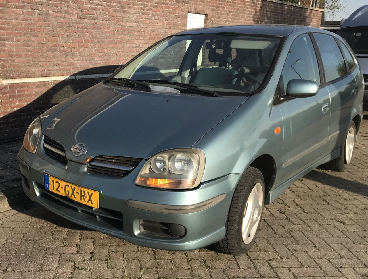 Nissan Almera Tino