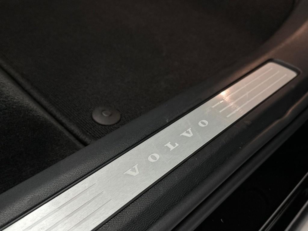 Volvo XC60 t6 398pk recharge black edition ultra| pano| luchtvering| 360 ca