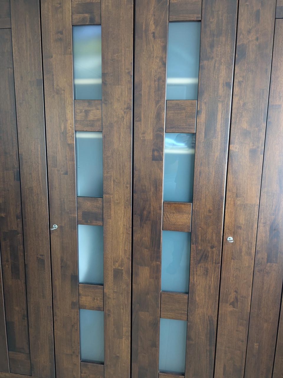 Mooie en solide kledingkast te koop aangeboden.